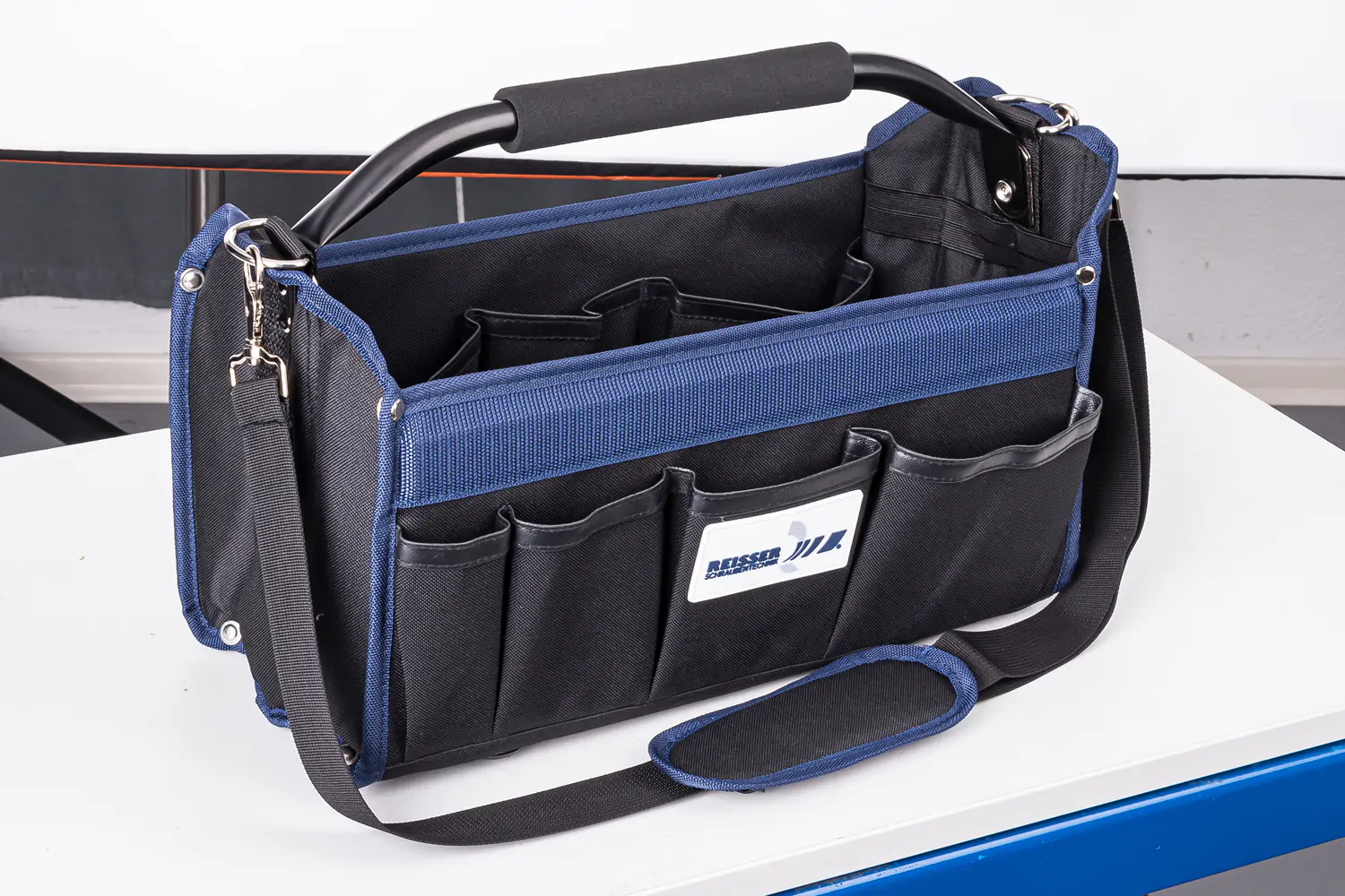 Produktfoto in RAW-Qualität Werkzeugtasche mit Griff und Trageriemen leer, schwarz-blau
